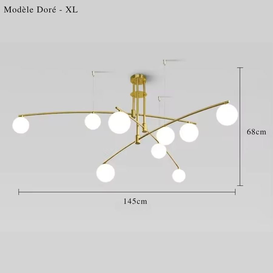 Format XL de 145 × 68 cm pour ce lustre sculptural doré à neuf globes lumineux, inspiré du design mid-century.