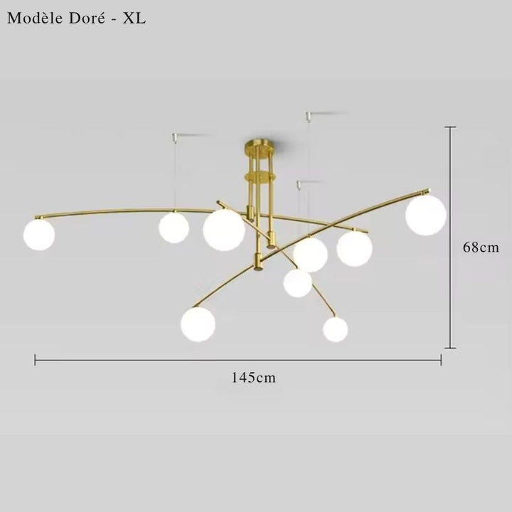 Format XL de 145 × 68 cm pour ce lustre sculptural doré à neuf globes lumineux, inspiré du design mid-century.