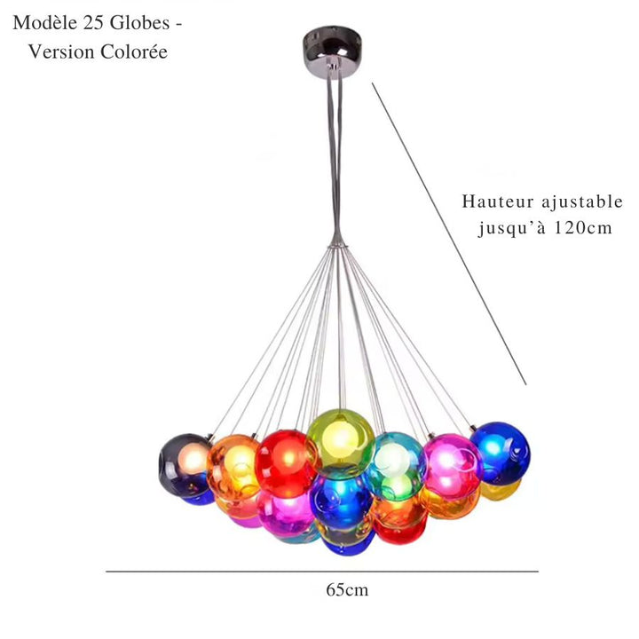 Vingt-cinq globes de verre aux nuances arc-en-ciel forment un lustre design de 65 cm, suspendu par de fins câbles.