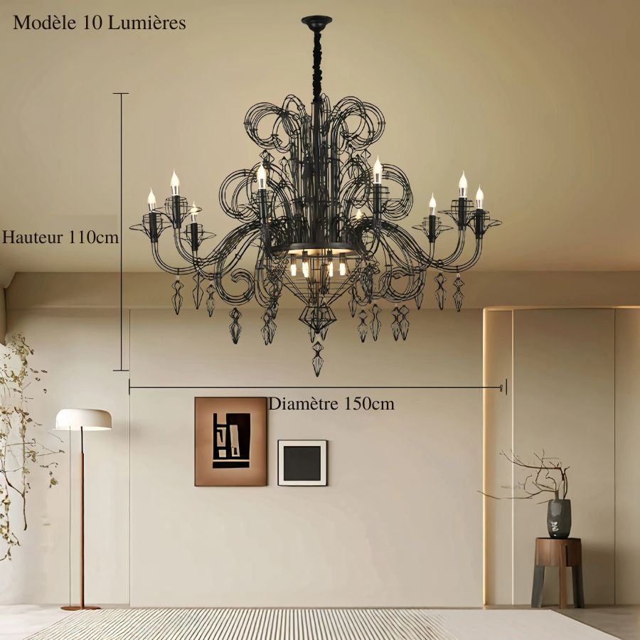 Grand lustre noir baroque à dix lumières, aux volutes sculpturales et pampilles géométriques, de 150 cm de diamètre.