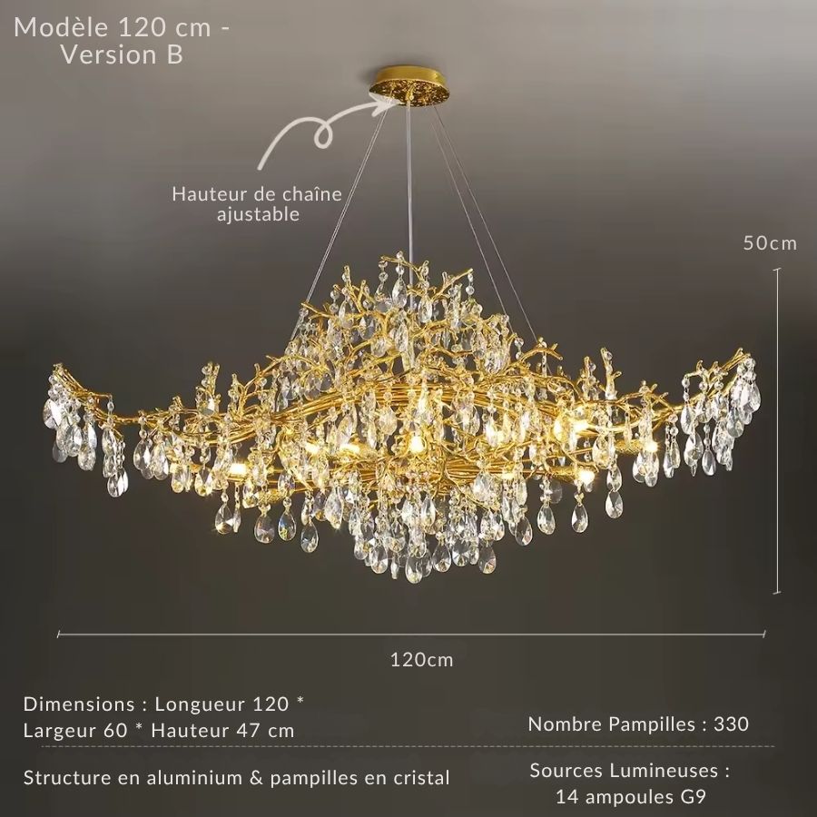 Déployé sur 120 cm, ce grand lustre en cristal associe une silhouette étirée à des ramifications dorées