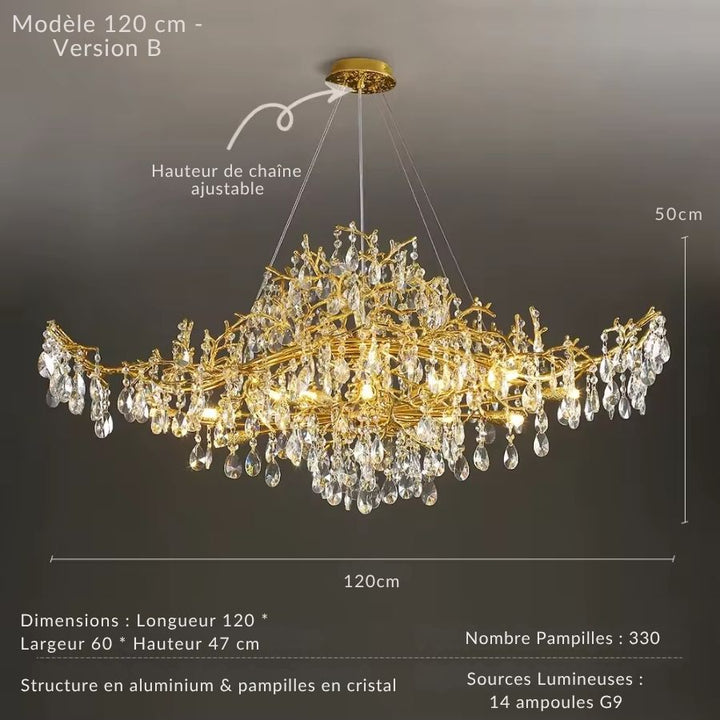 Déployé sur 120 cm, ce grand lustre en cristal associe une silhouette étirée à des ramifications dorées