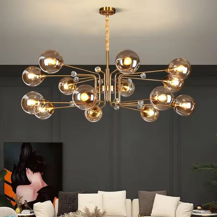 Lustre Spoutnik doré à 14 globes en verre fumé, au design Mid-Century, illuminant un salon élégant aux murs sombres.