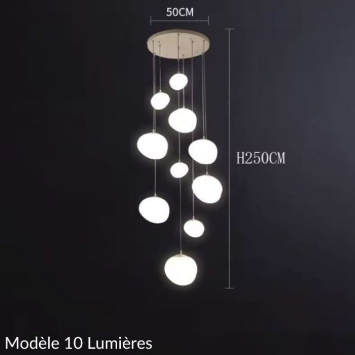 Suspension lumineuse moderne avec 10 globes, idéale pour une grande cage d'escalier, offrant une ambiance élégante et raffinée.