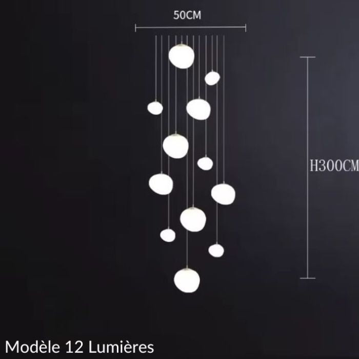 Suspension design avec 12 lumières suspendues, idéale pour illuminer une grande cage d'escalier avec élégance et modernité.