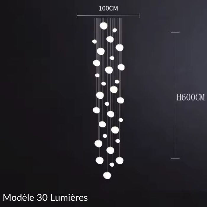 Suspension grandiose avec 30 lumières et une hauteur de 600 cm, idéale pour une cage d'escalier luxueuse et spacieuse.