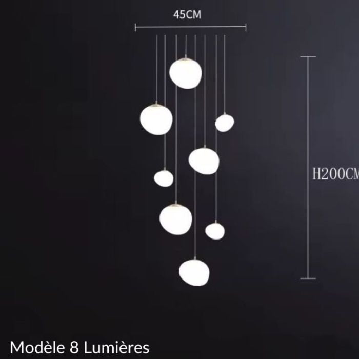 Grande suspension avec 8 lumières suspendues, parfaite pour une cage d'escalier, offrant un design élégant et lumineux.