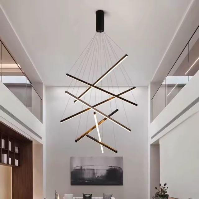 Grande suspension cage d’escalier contemporaine avec barres LED noir, idéale pour un séjour à double hauteur.