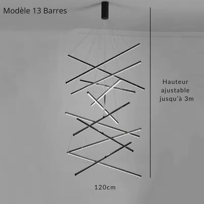 Suspension géométrique à 13 barres LED, parfaite pour une grande cage d’escalier au style architectural moderne.