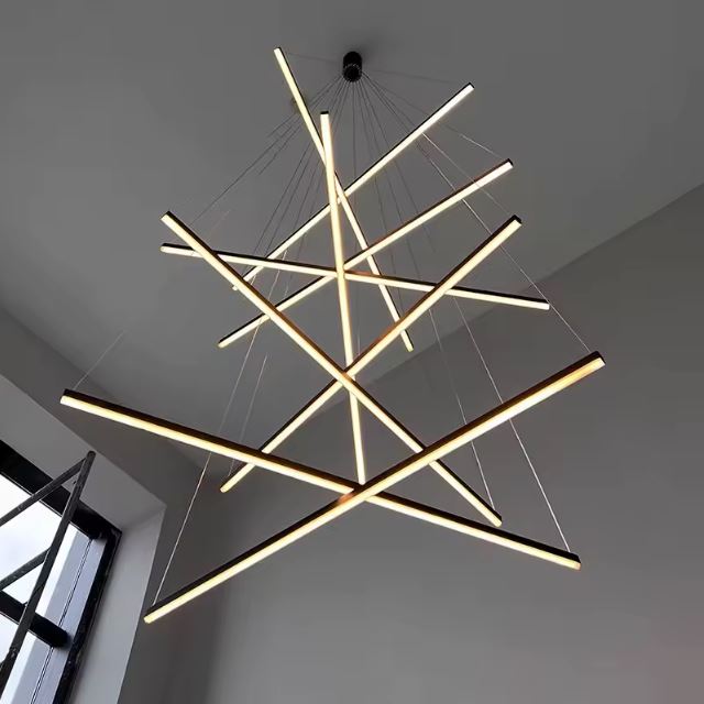 Grande suspension cage d’escalier LED géométrique et sculpturale, idéale pour une mise en scène moderne et audacieuse.