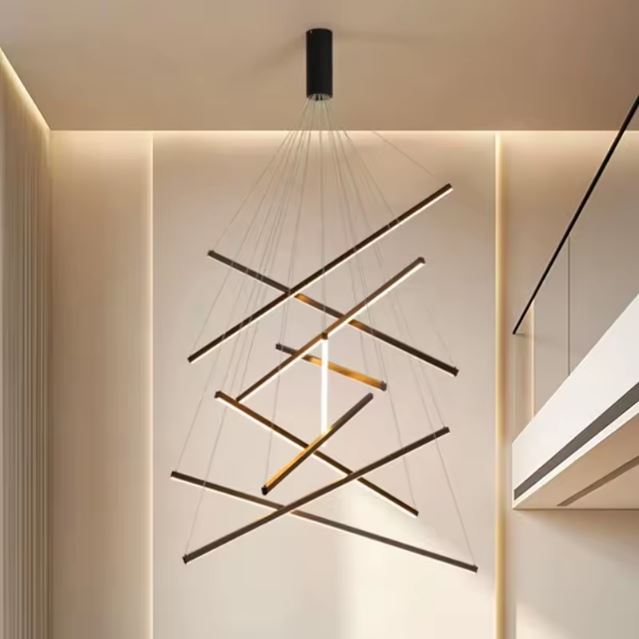 Grande suspension cage d’escalier LED, suspendue dans un intérieur beige aux lignes douces et ambiance feutrée.