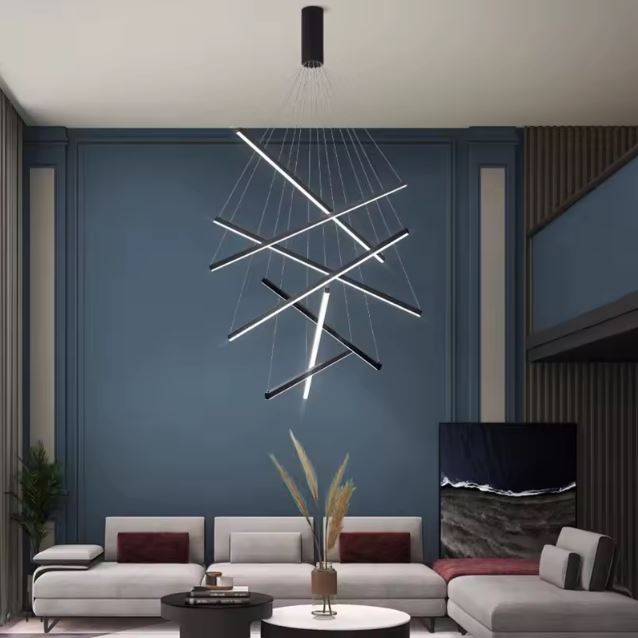 Grande suspension cage d’escalier noire à LED, parfaite pour un salon à plafond haut au style moderne et structuré.