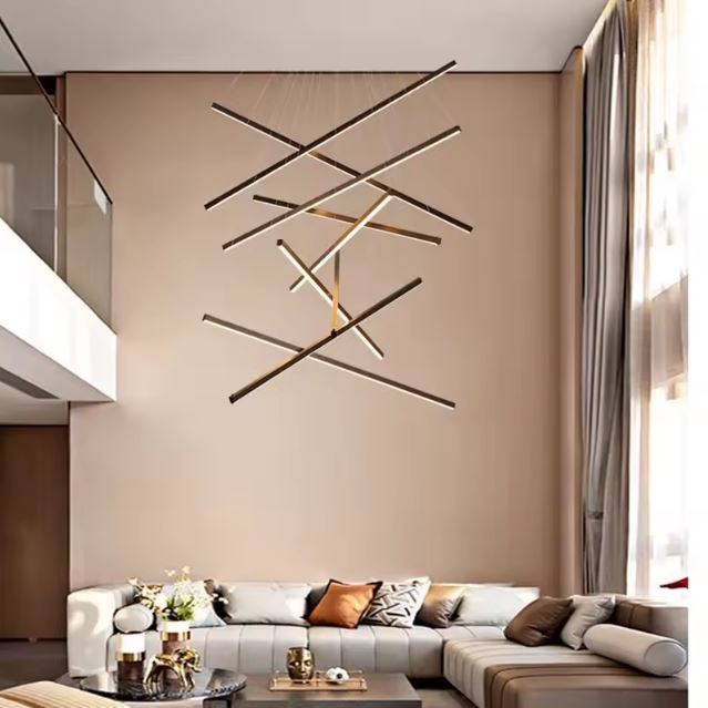 Grande suspension cage d’escalier LED noir, parfaite pour un salon lumineux au style contemporain et élégant.