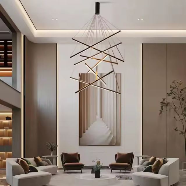Grande suspension cage d’escalier noir à LED, idéale pour un salon haut de gamme à l’esthétique raffinée.