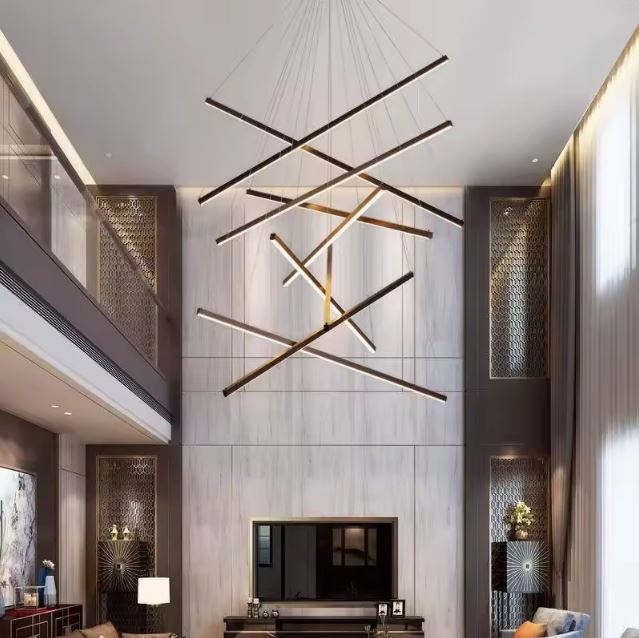 Grande suspension cage d’escalier au style luxueux, parfaite pour sublimer un salon à très grande hauteur sous plafond.