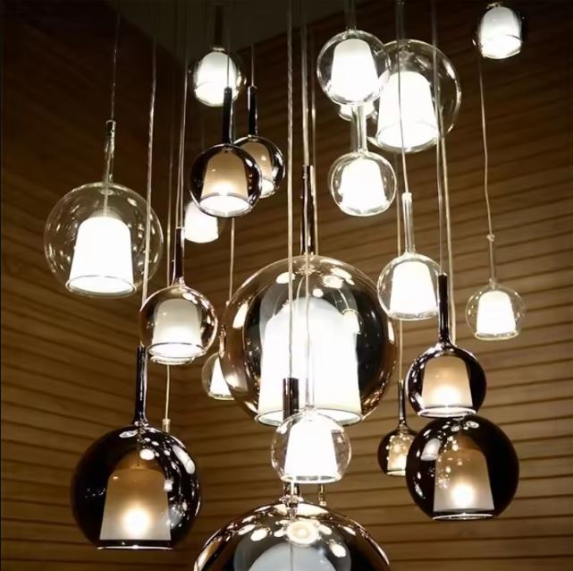 Grande suspension cascade en verre transparent et fumé, esprit sculptural contemporain et chic.