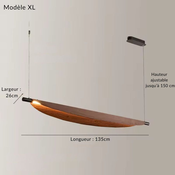 Grande suspension XL de 135 cm à lame courbe effet bois, pensée pour une présence longue et sculpturale