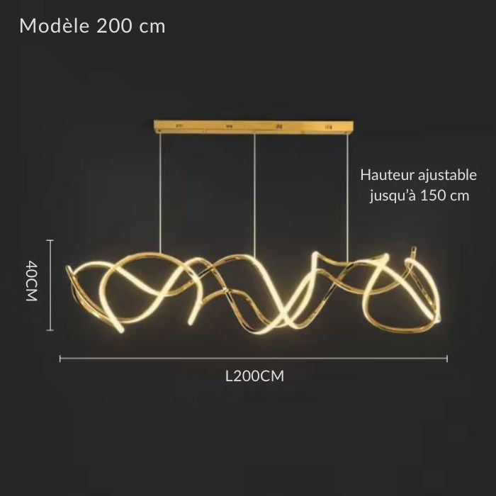 Grande suspension LED dorée de 200 cm aux lignes ondulantes sculpturales, conçue dans un esprit contemporain.