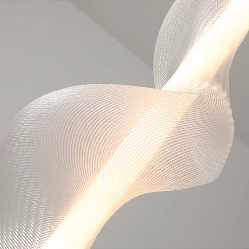 Gros plan sur le diffuseur texturé en spirale d'une suspension LED design ondulation.