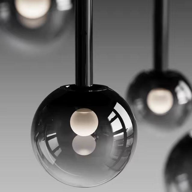 Gros plan sur un globe en verre fumé noir, suspension chic au style design contemporain.