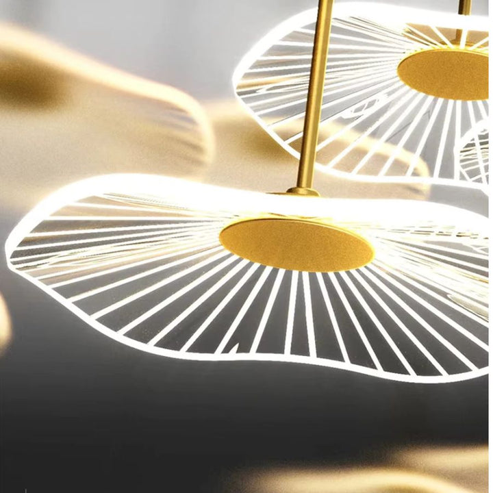 Détail d'une ombrelle LED au style graphique, avec disque central doré, fines lignes rayonnantes et halo lumineux.