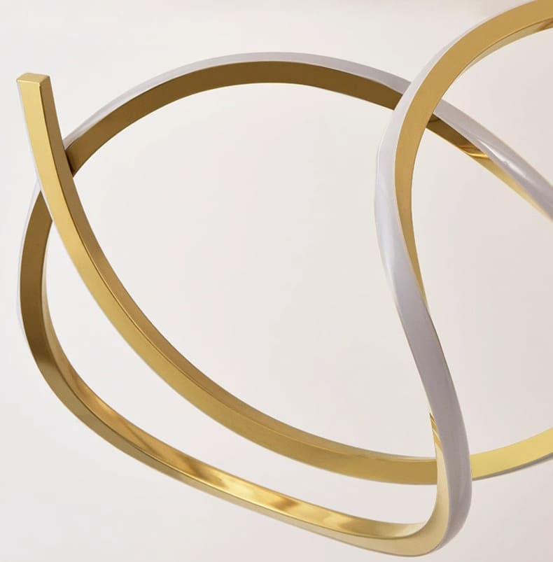 Gros plan artistique sur la structure courbée et lumineuse de ce luminaire haut de gamme.