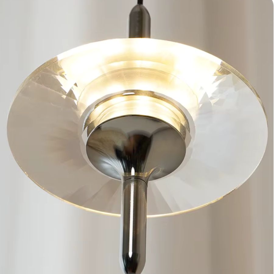 Gros plan sur le disque en cristal K9 et la finition chromée d’une suspension LED au design moderne et sophistiqué