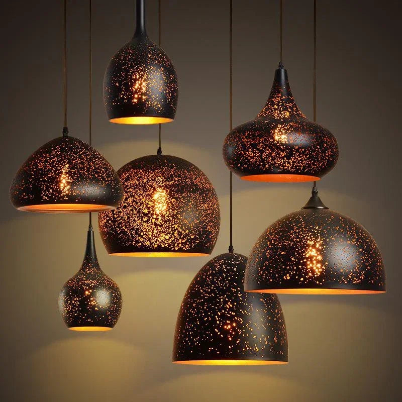 Composition de plusieurs suspensions constellation perforées en métal au style industriel chic et chaleureux.