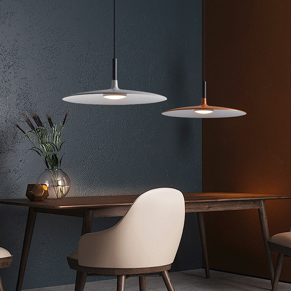 Intérieur élégant et chaleureux avec suspension UFO éclairant un coin repas design.