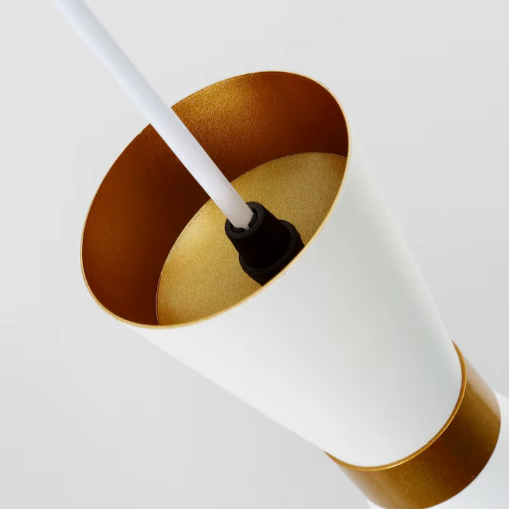 Vue intérieure d’une suspension sablier en métal blanc avec finition dorée, au design élégant et graphique