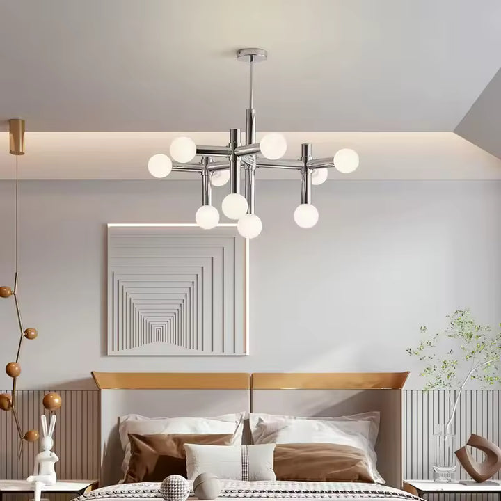 Lampe suspendue chromée à globes opalins, mise en scène dans une chambre au style moderne et élégant