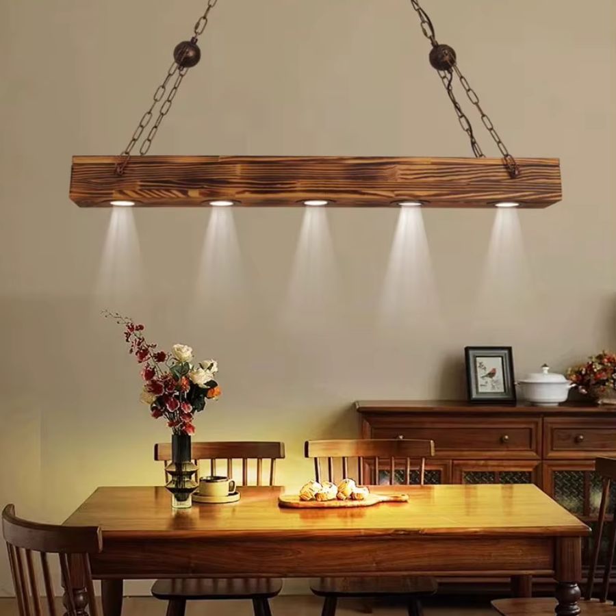 Lampe suspendue en poutre de bois à cinq spots, idéale au-dessus d’une table dans un décor rustique chic