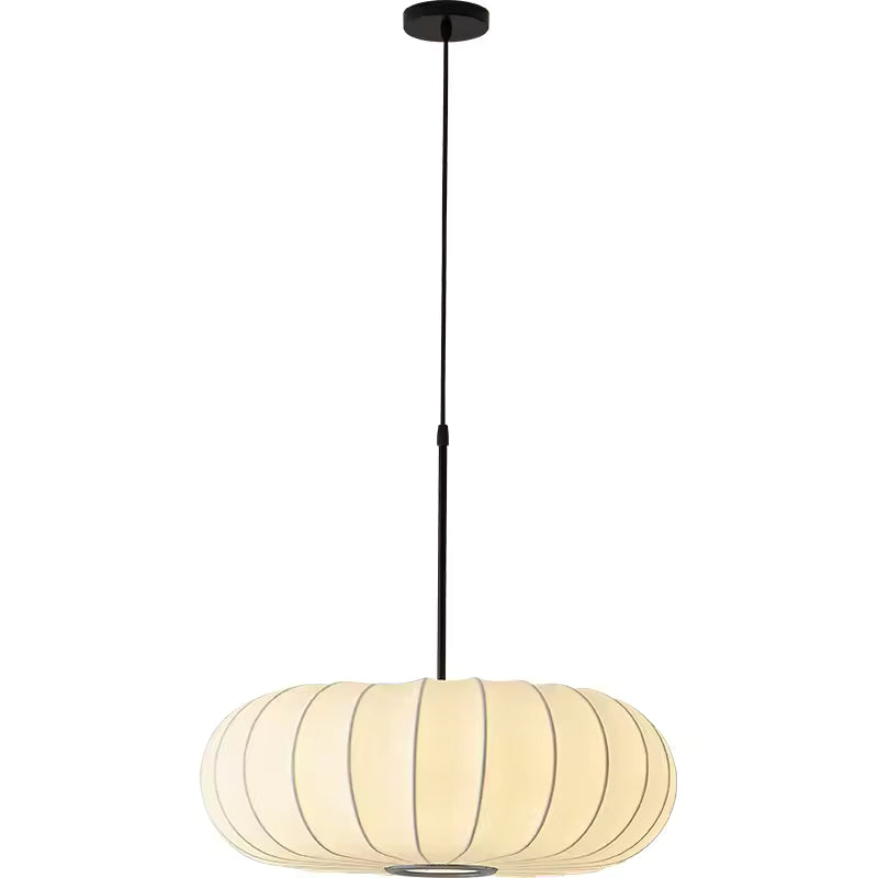 Lampe suspendue en tissu ivoire nervuré, à la silhouette basse et douce inspirée du style japandi minimaliste