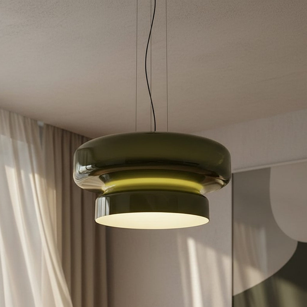 Lampe suspendue en verre fumé vert diffusant une lumière douce près d'une grande fenêtre.