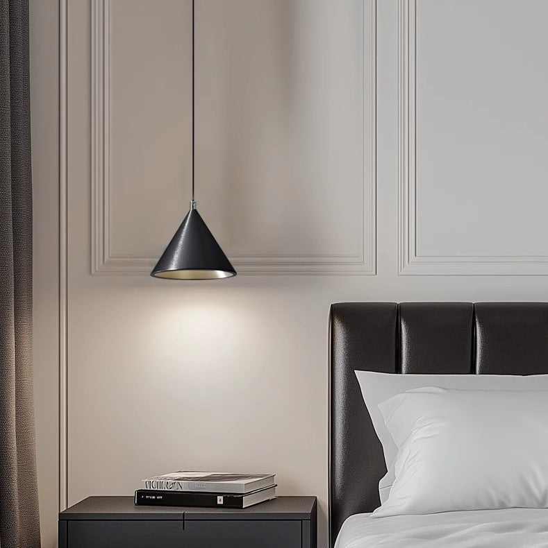 Lampe suspension noire au design minimaliste et industriel, parfaite pour souligner le décor d'une chambre moderne.