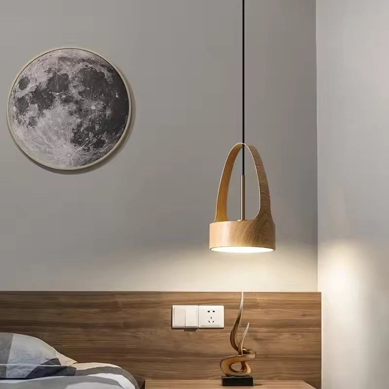 Au chevet du lit, ce luminaire à arche effet bois clair apporte une lumière douce dans une ambiance zen et contemporaine