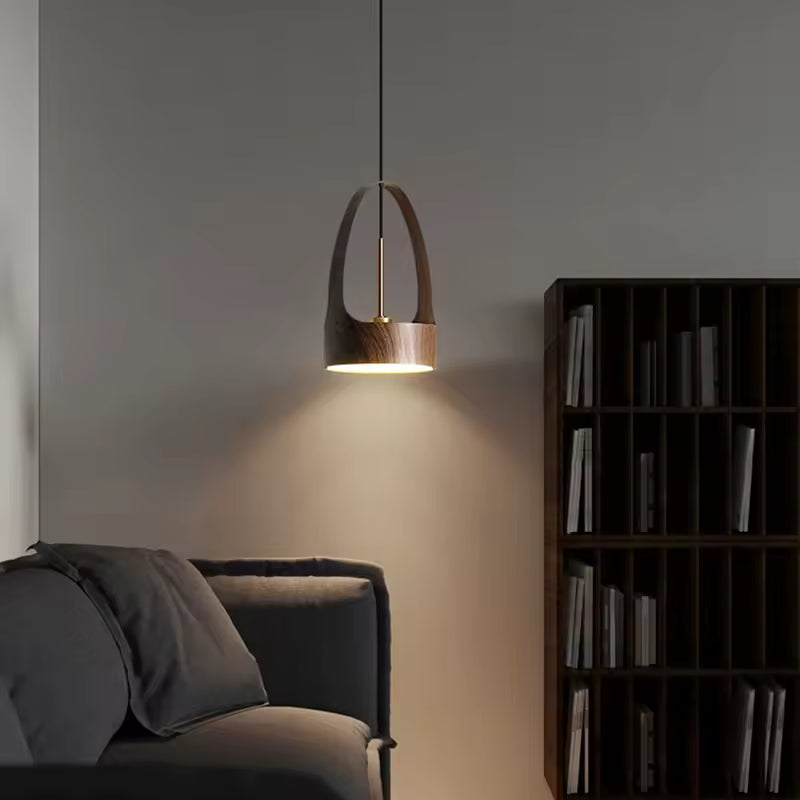 Dans un salon contemporain, ce luminaire à arche effet bois crée un éclairage doux au-dessus d’un coin lecture