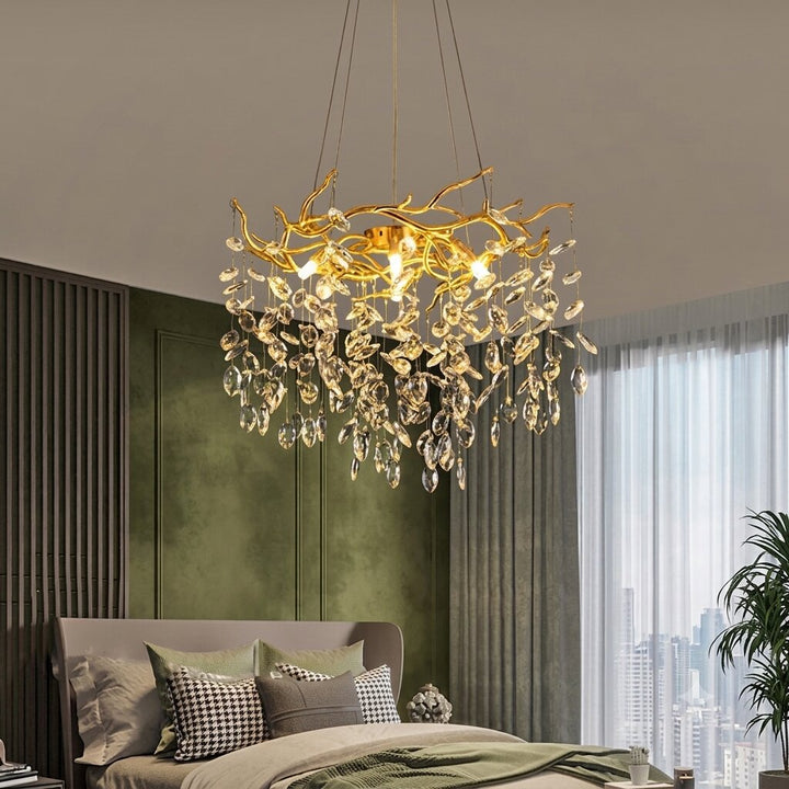 Luminaire d'inspiration art déco couleur or avec cristaux étincelants, idéal pour un intérieur luxueux.