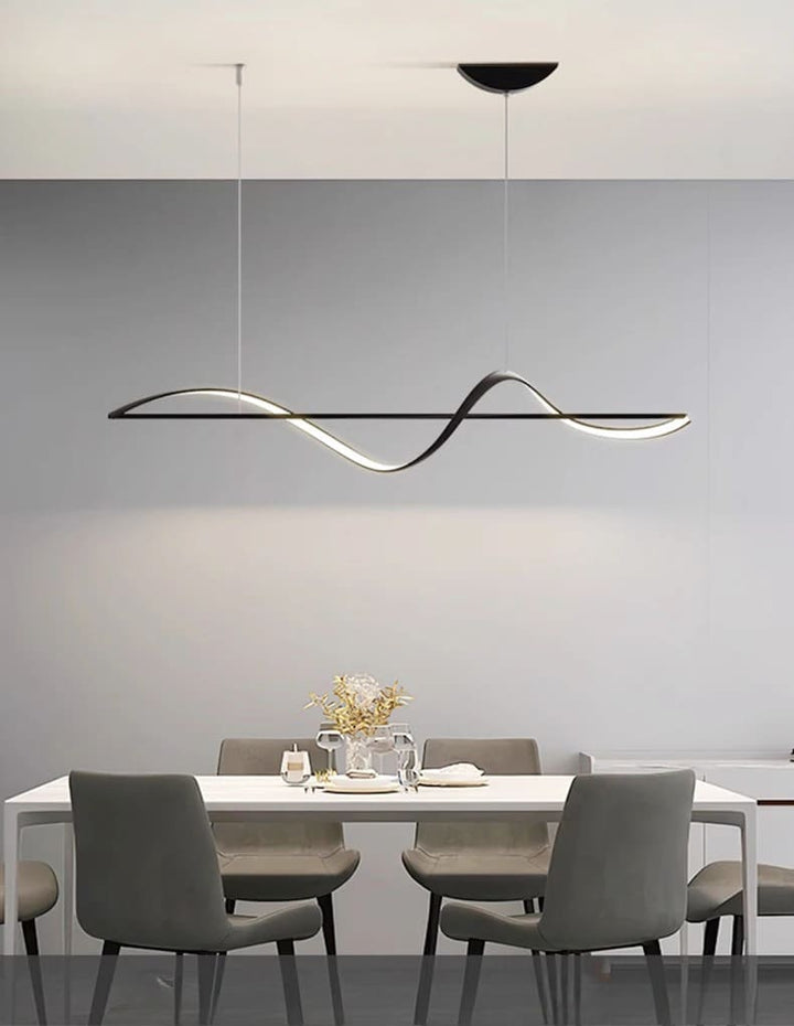 Luminaire à barre ondulée dans un espace de vie aux tons gris pour une ambiance sophistiquée.