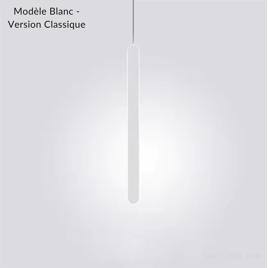 En finition blanche, ce luminaire vertical affiche une ligne très fine et un design contemporain épuré