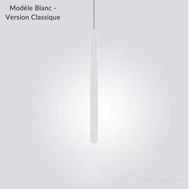 En finition blanche, ce luminaire vertical affiche une ligne très fine et un design contemporain épuré