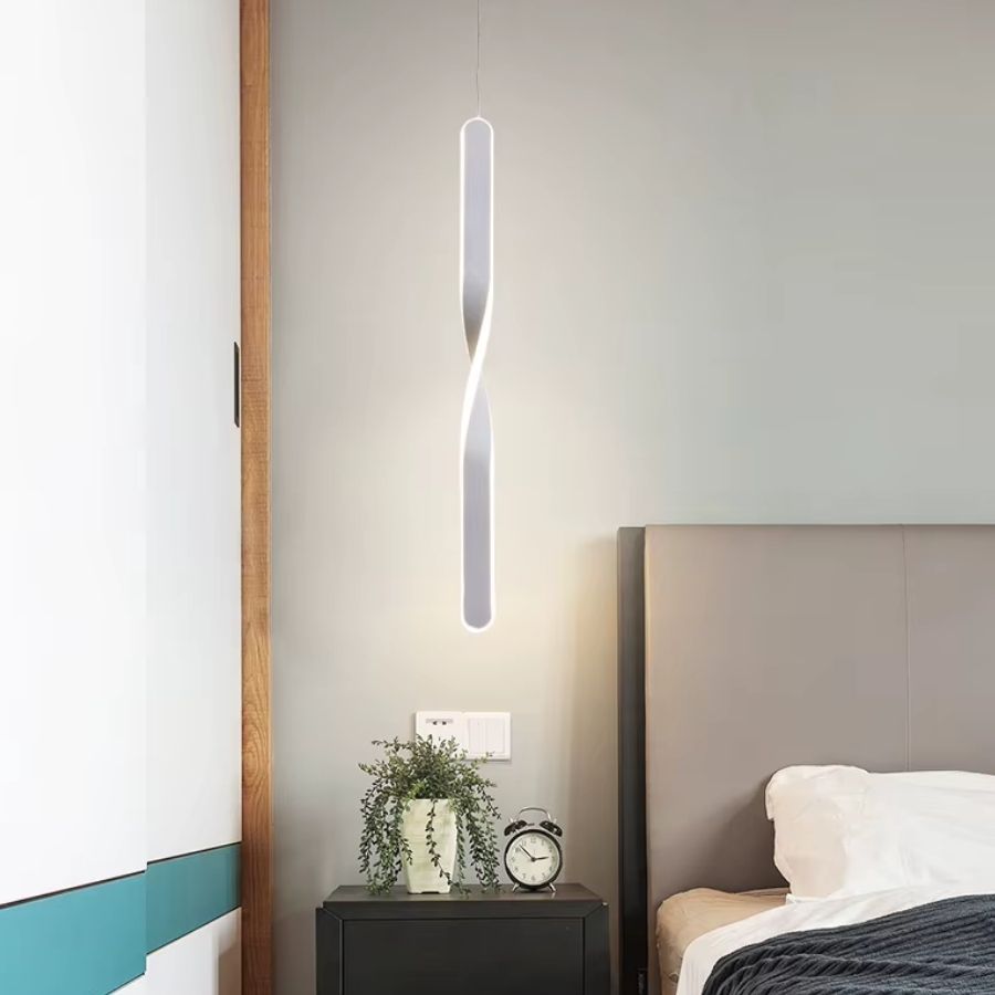 En version blanche, ce luminaire torsadé éclaire le chevet avec une silhouette fine au style minimaliste et italienne