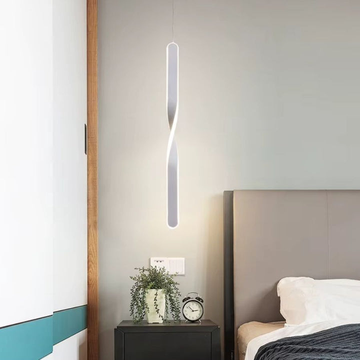 En version blanche, ce luminaire torsadé éclaire le chevet avec une silhouette fine au style minimaliste et italienne