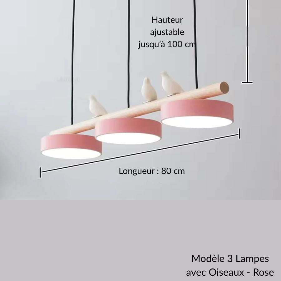 Avec ses disques rose poudré et ses oiseaux blancs, ce luminaire suspendu en bois mêle douceur et design nordique