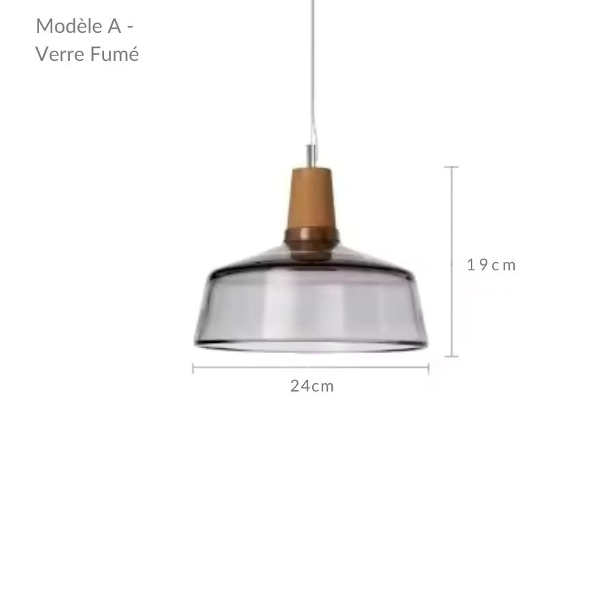 Avec son verre fumé évasé et son sommet en bois, ce luminaire affiche une esthétique élégante et actuelle