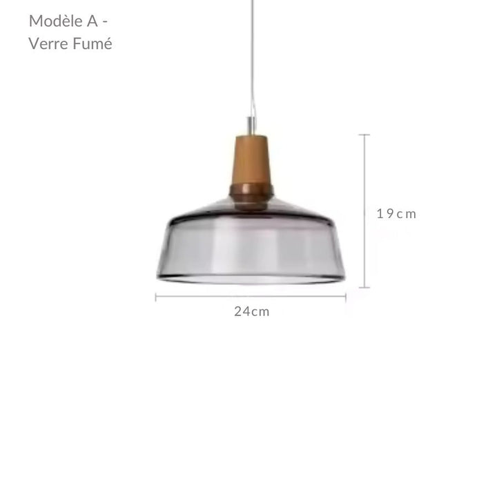 Avec son verre fumé évasé et son sommet en bois, ce luminaire affiche une esthétique élégante et actuelle