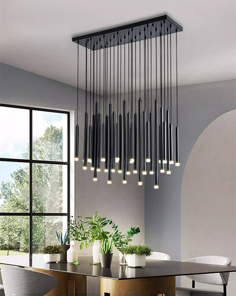 Luminaire cascade noir mat créant une ambiance feutrée dans un salon contemporain.