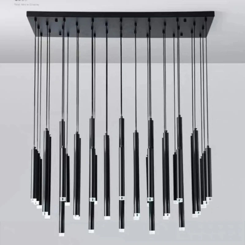 Luminaire cascade à tubes noirs au design industriel chic et épuré sur fond blanc.