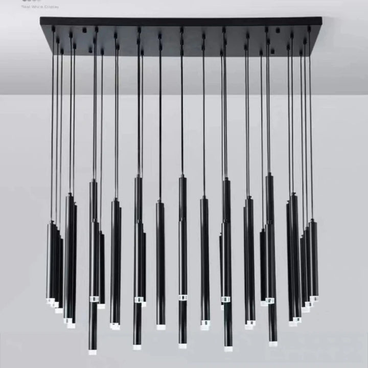 Luminaire cascade à tubes noirs au design industriel chic et épuré sur fond blanc.