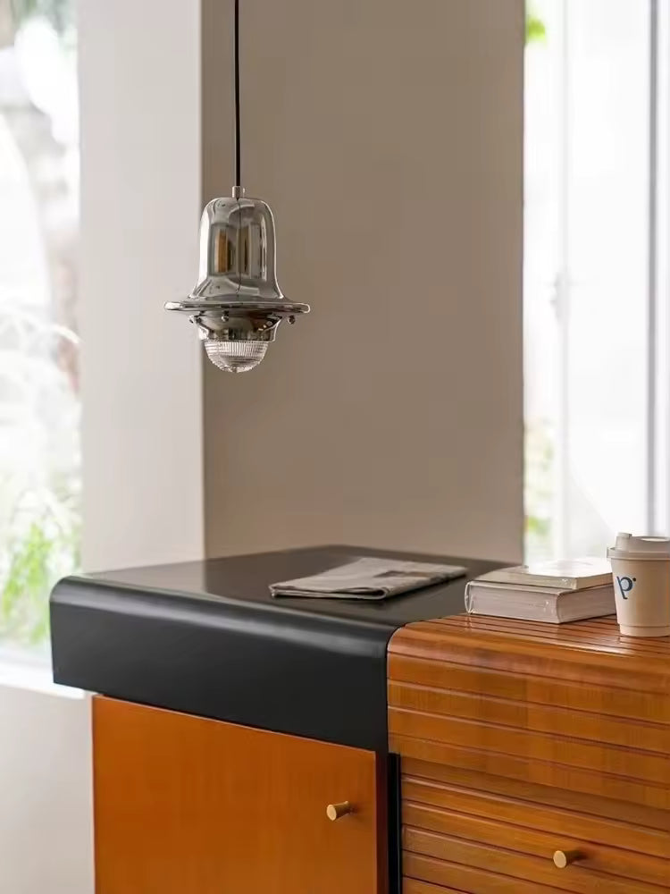 Luminaire cloche en métal chromé avec diffuseur en verre strié, mis en scène dans un intérieur rétro élégant